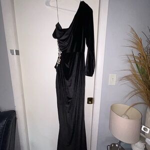 Elegant Black One-Shoulder Dress